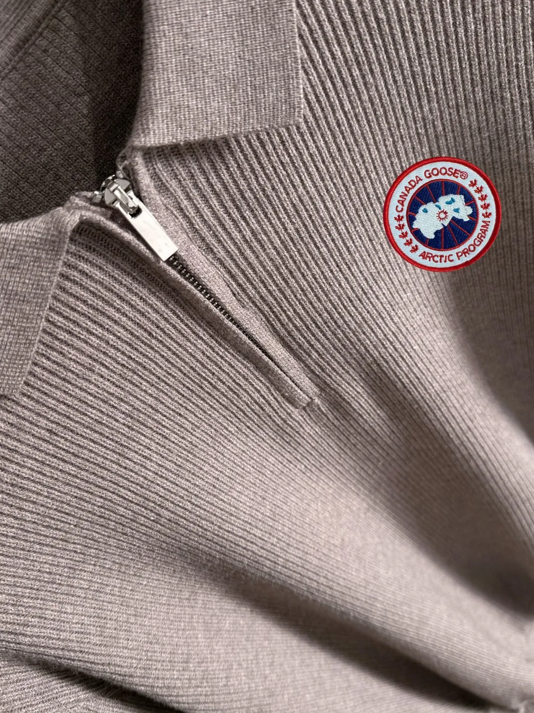 Next day shipping P360 Big Goose 2025 official website latest round neck sweater for autumn and winter, popular models are on sale at the same time at the counter! Specially made of wool blended fabric. It feels comfortable and can be directly in contact with the skin. The logo badge is exquisitely embroidered, which is extremely eye-catching! The details highlight the fashionable charm of big brands. Exquisite workmanship. Three-dimensional cutting style. The wearing effect is invincible and handsome! All three standards are complete! Size: M-3XL
